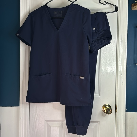 FIGS Scrub Set’s. $25/ea - Picture 5 of 6